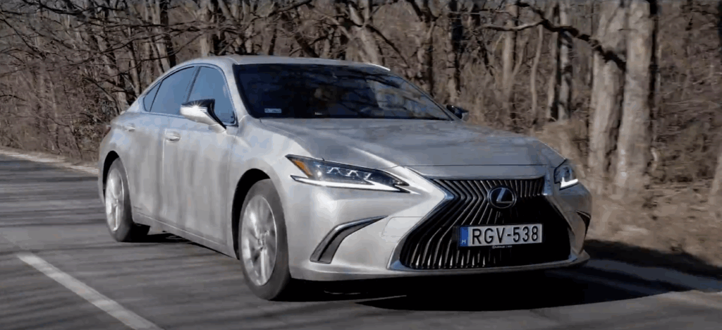 Lexus ES 300h v celej svojej kráse. Pre mnohých predstavoval najpohodlnejšiu a najspoľahlivejšiu alternatívu k nemeckej prémii.