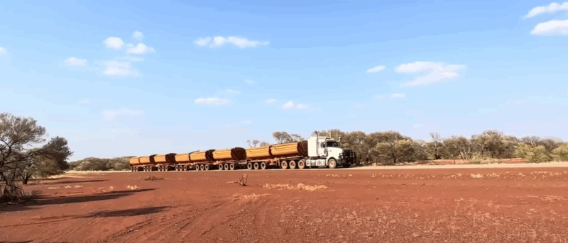 Austrálsky cestný vlak v plnej kráse. Tieto kolosy môžu merať aj viac ako 50 metrov.