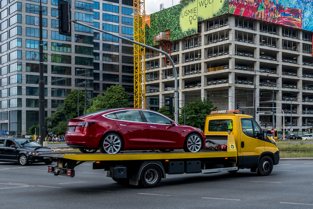 Jedinou bezpečnou možnosťou je odťahovka s plošinou. Klasické ťahanie na lane môže elektromobil nenávratne poškodiť.