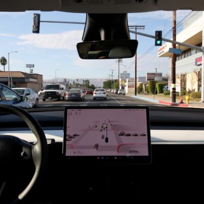 Robotaxíky Tesla Model Y v Austine už zaznamenali prvé nehody, vrátane kolízie so stojacimi objektmi pri nízkych rýchlostiach.