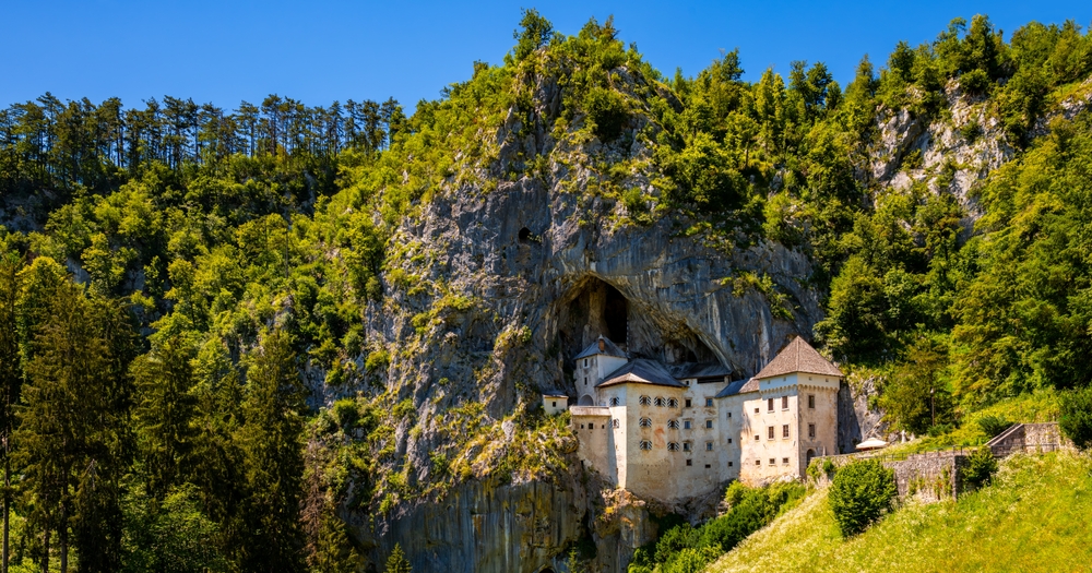 Predjamský hrad vytesali priamo do 123 metrov vysokej skalnej steny. Je to najväčší jaskynný hrad na svete.