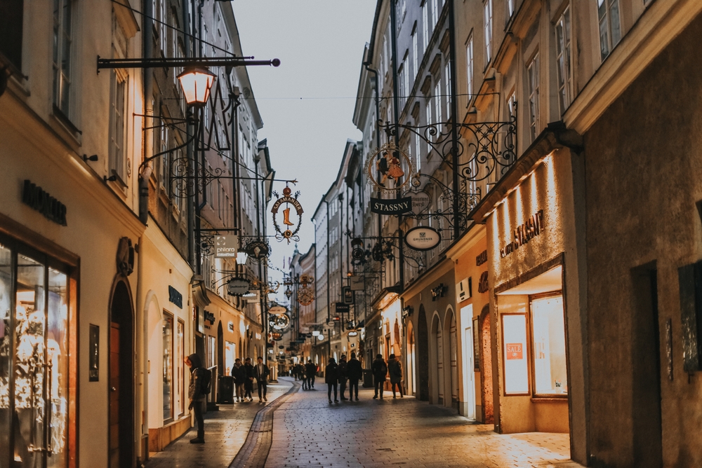 Ikonická ulica Getreidegasse s Mozartovým rodným domom a unikátnymi cechovými znakmi.