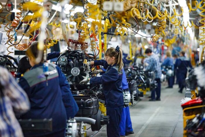 Čínske automobilky obsadzujú európske továrne: Záchrana pracovných miest alebo tichý koniec domácich značiek?