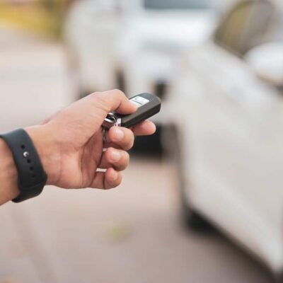 Diaľkový ovládač v ruke