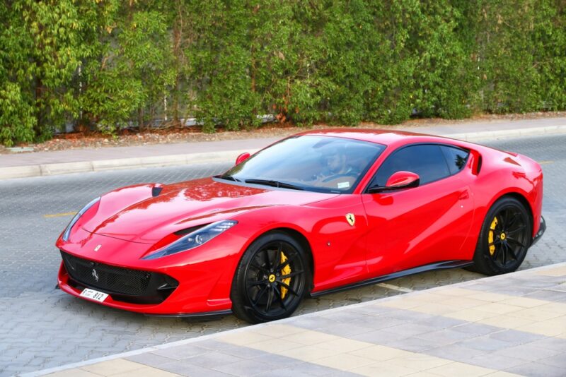 Modely ako Ferrari 812 Superfast sú oslavou klasickej techniky. Ich nástupcovia budú hybridní, no motor V12 si zachovajú.