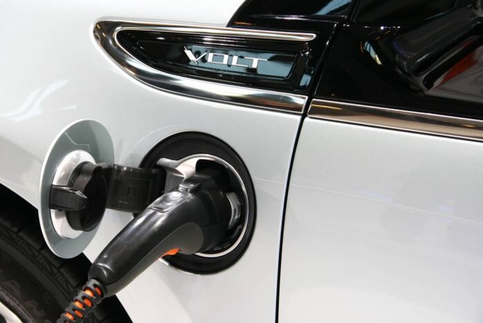 Nové dane pre elektromobily: Daň za kilometre a zdanenie domáceho nabíjania v Európe