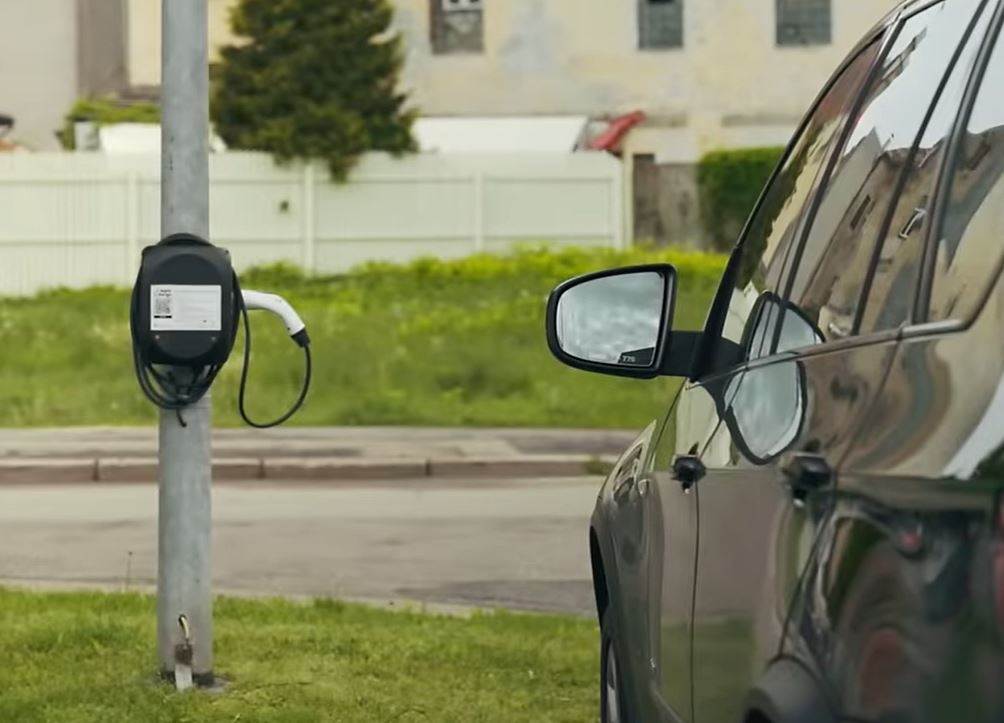 Nabíjanie cez lampu