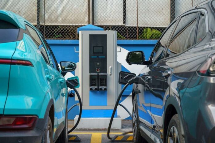 Paradox na trhu: Elektromobily v Rakúsku prvýkrát počtami prekonali benzínové autá