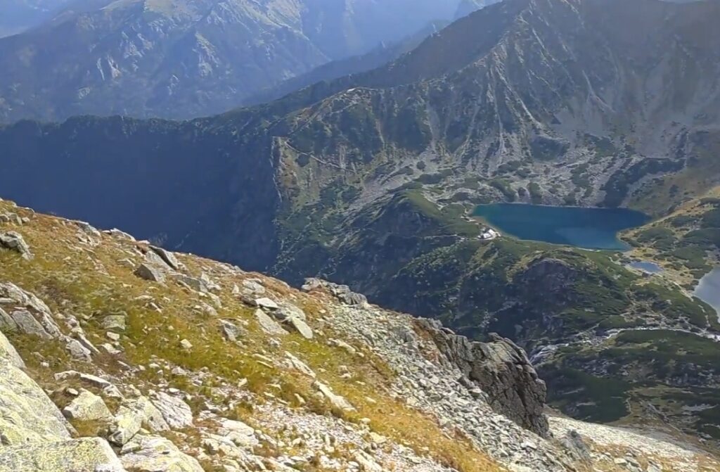 Výhľady z hrebeňa sú dychberúce a sú odmenou za všetku námahu a strach.