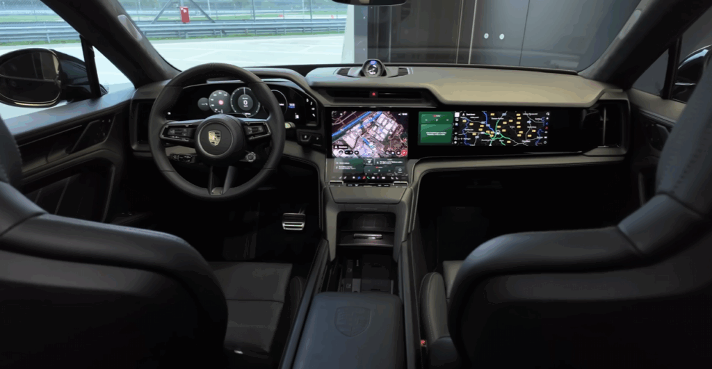  Prvé zábery interiéru nového elektrického Porsche Cayenne. Palubnej doske dominujú tri obrovské obrazovky.