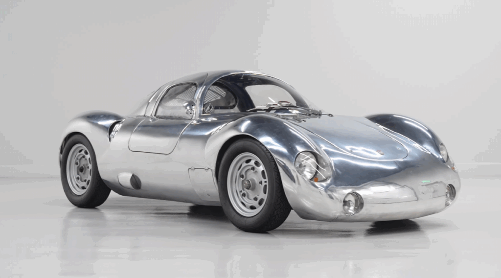 Runge RS010: Ručne stavaná karoséria, ktorá bude domovom pre unikátny motor.