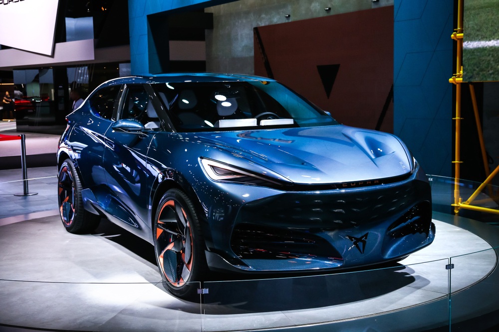 Budúcnosť značky je elektrická. Po modeli Born prichádza SUV Tavascan a mestský Raval.