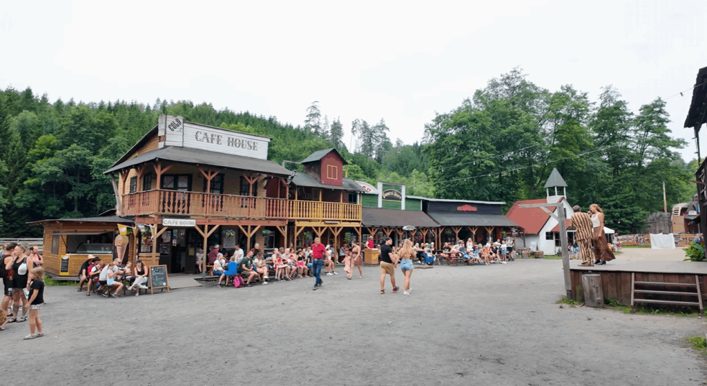  Šikland vás prenesie na Divoký západ. Čakajú na vás kovboji, indiáni a množstvo zábavy pre celú rodinu.