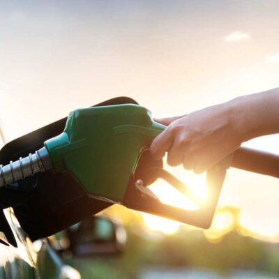 Tankovanie benzín ruka