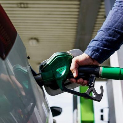 Tankovanie pištoľ ruka