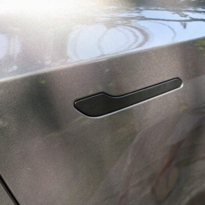 Tesla kľučka na dverách