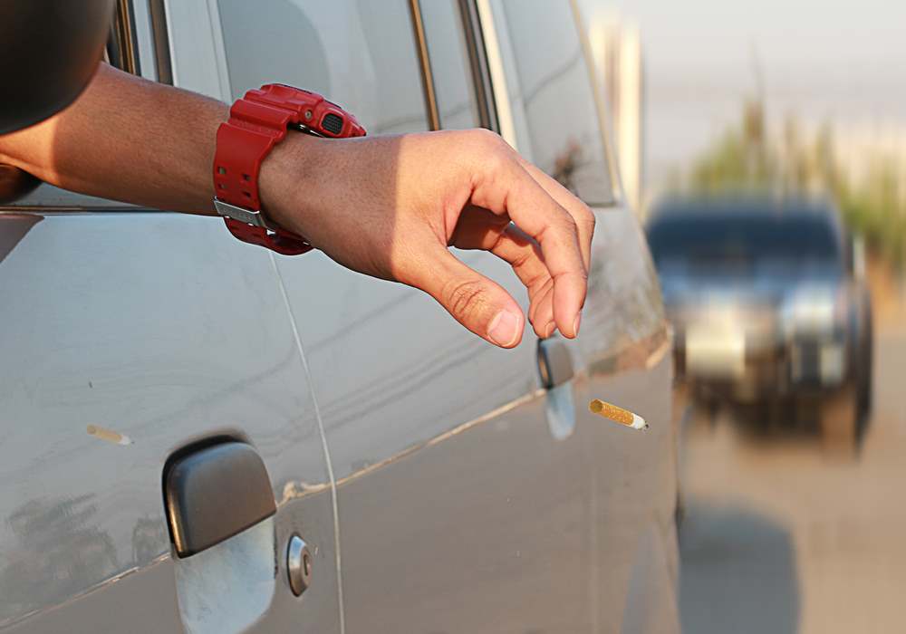 Vyhodený ohorok z auta