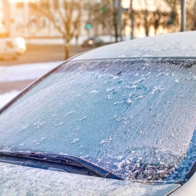 Zamrznuté okno na aute