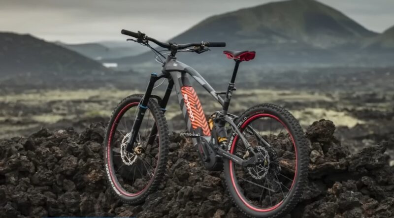 Karbónový rám, špičkové odpruženie Öhlins a výkonný motor Brose. Toto je technika, ktorá stojí za jeho extrémnou cenou.