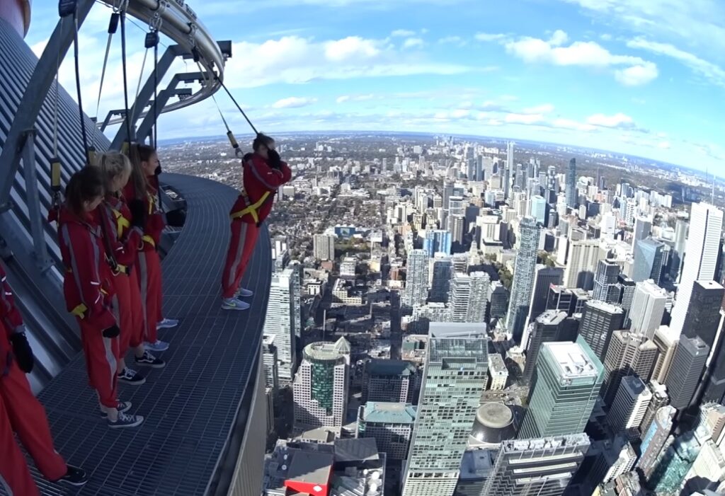 Pohľad z vrcholu CN Tower na centrum Toronta. Je to zážitok, na ktorý sa nezabúda.