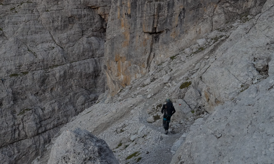 Exponovaný chodník vytesaný do skaly. Alpinisteig je cestou plnou adrenalínu a dychberúcich výhľadov.
