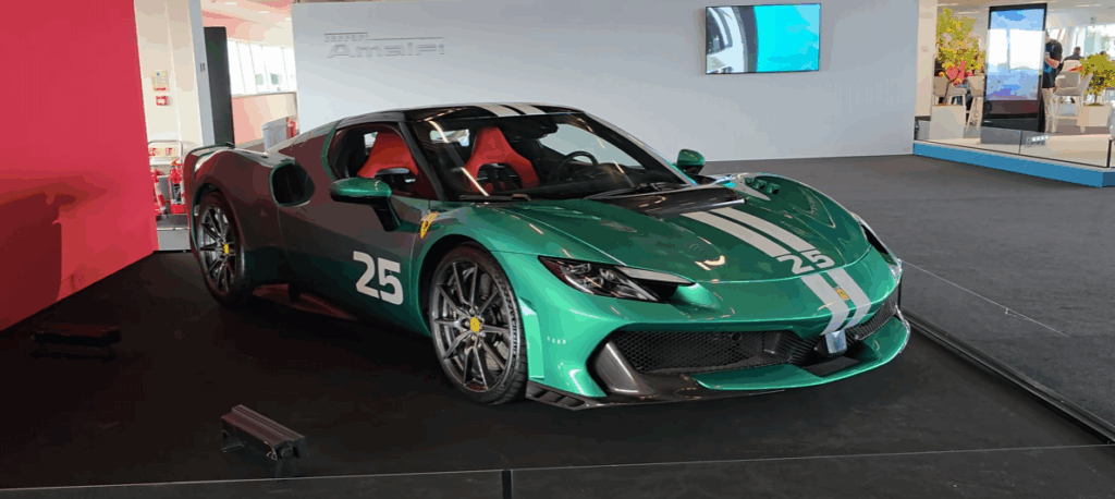 prototyp nového Ferrari 296 Speciale počas testovania na okruhu Nürburgring.