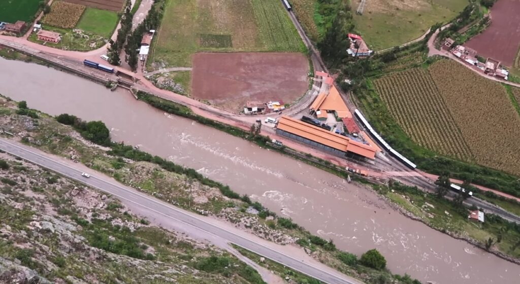 Pohľad cez sklenenú podlahu priamo do priepasti. Je to test odvahy a zároveň neuveriteľný zážitok.