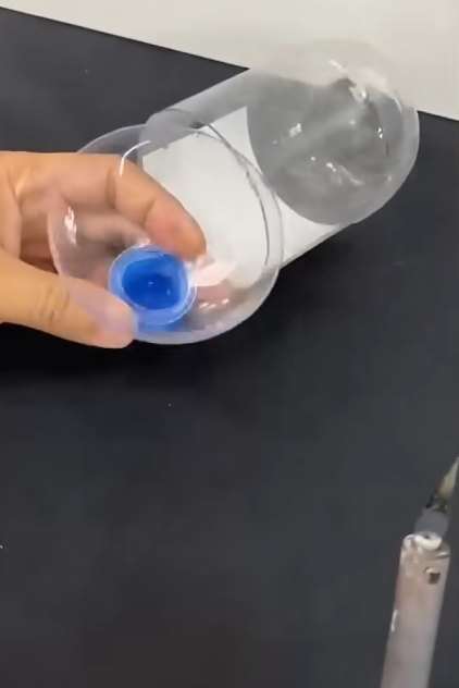 Z obyčajnej plastovej fľaše si za pár sekúnd vyrobíte dokonalý a bezplatný lievik.