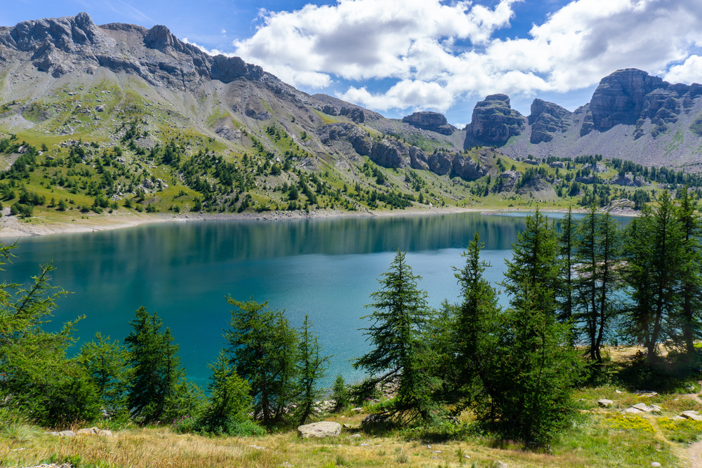 Pohľad na Lac d’Allos, najväčšie prírodné vysokohorské jazero v Európe. Jeho tyrkysová farba je dychberúca.