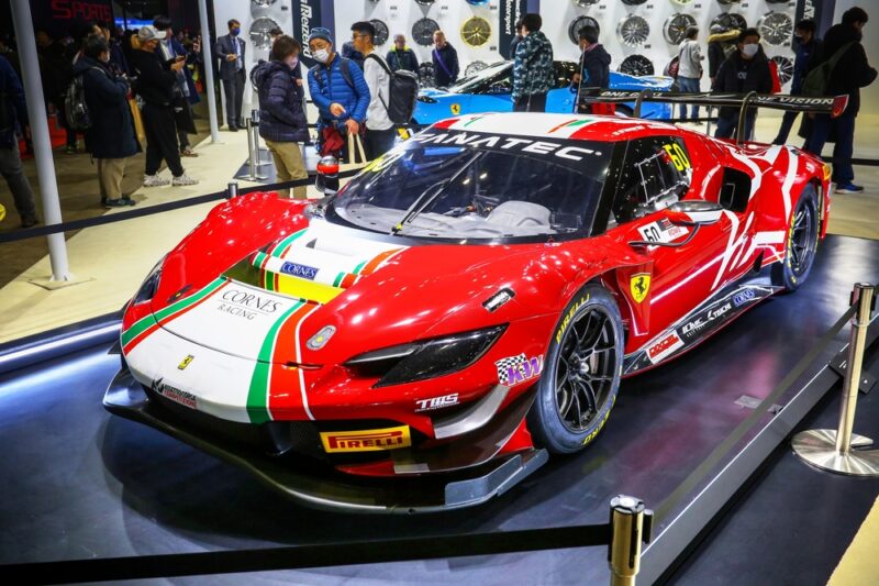 Obrovské zadné krídlo je jasným znakom, že toto nie je bežné Ferrari. Jeho úlohou je generovať maximálny prítlak.