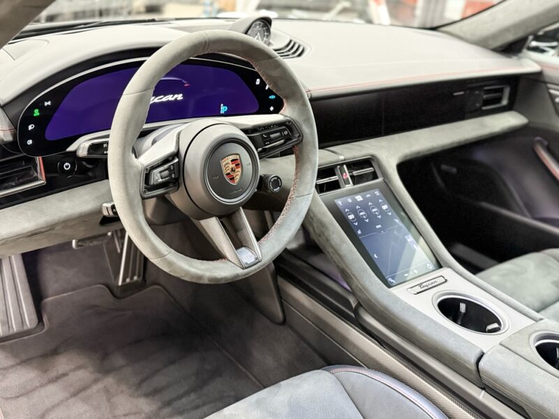 Aj v moderných modeloch, ako je Taycan, zostáva Porsche verné aspoň symbolickému otočnému ovládaču namiesto tlačidla.