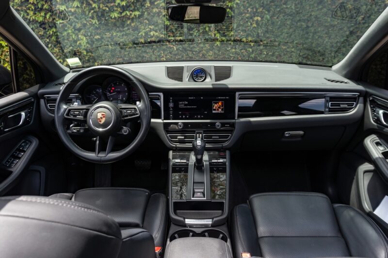 Futuristický interiér s typickými GTS prvkami a možnosťou koordinácie farieb s exteriérom.