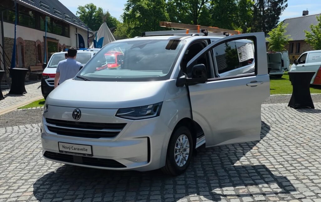 Nový Volkswagen Transporter prichádza aj v luxusnej verzii Kombi, ktorá je ideálna na prepravu osôb.
