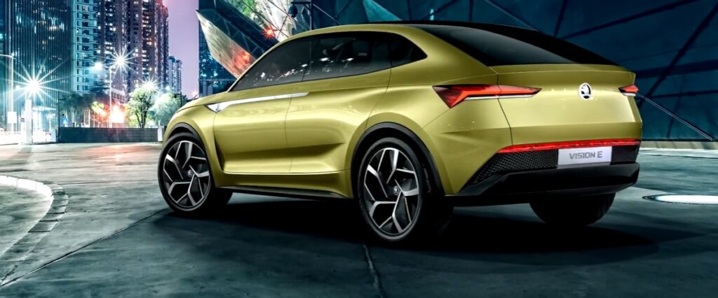 Zadná časť je minimalistická a dominuje jej veľký nápis ŠKODA. Je to ukážka nového dizajnového jazyka značky.