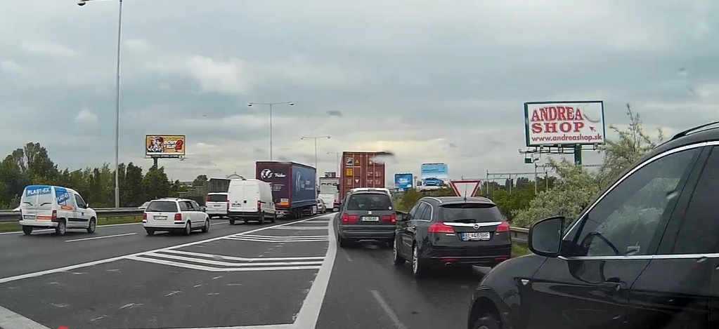 Toto je najčastejšia chyba. Príliš skoré radenie vytvára jednu dlhú kolónu a úplne neguje zmysel zipsovania.