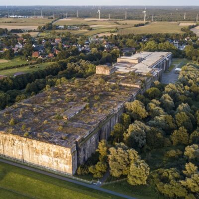 Gigantický betónový kolos. Bunker Valentin je mrazivou pripomienkou nacistického šialenstva a utrpenia tisícok ľudí.