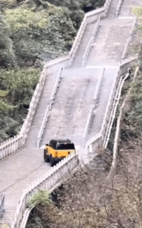 Čínske SUV Jaecoo J7 sa zaseklo už na prvých schodoch. Z veľkolepej akcie sa stalo totálne fiasko.