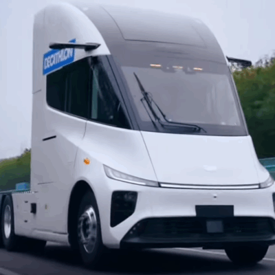 Čínsky elektrický ťahač Windrose R700 vyzerá ako Tesla Semi, no stojí o 50 tisíc eur menej. Dostal európsku homologáciu a pripravuje sa na predaj.
