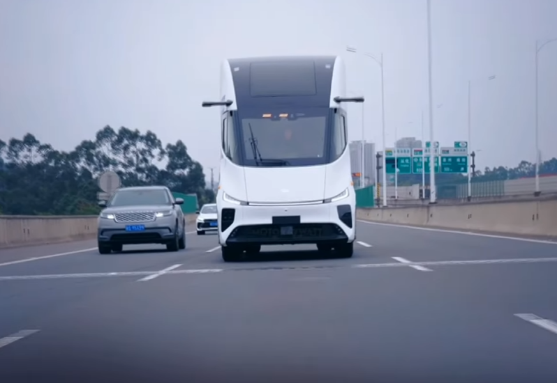 Batéria 705 kWh zabezpečí dojazd 675 kilometrov a nabíjanie výkonom 745 kilowattov znamená doplnenie energie z 20 na 80 percent za 38 minút.