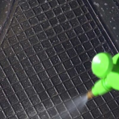 Čistenie gumených koberčekov v aute