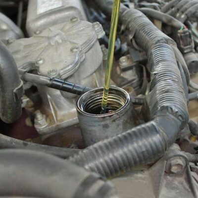 Dolievanie oleja motor