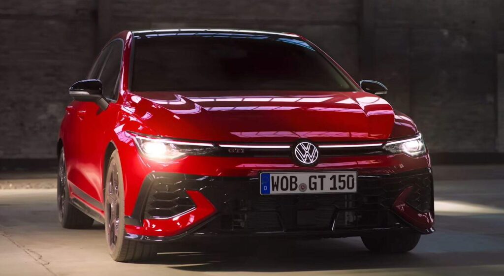 Červený Golf 8 GTI