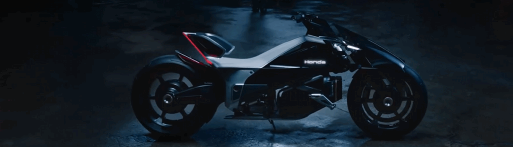 Dominantou motorky je obrovský ventilátor, ktorý je však len dizajnovým prvkom. Vyplňuje prázdny priestor po spaľovacom motore.