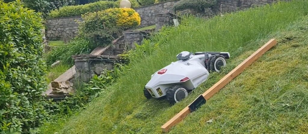 Vďaka pohonu 4x4 a špeciálnym kolesám si poradí aj so svahmi so sklonom až 75 %.