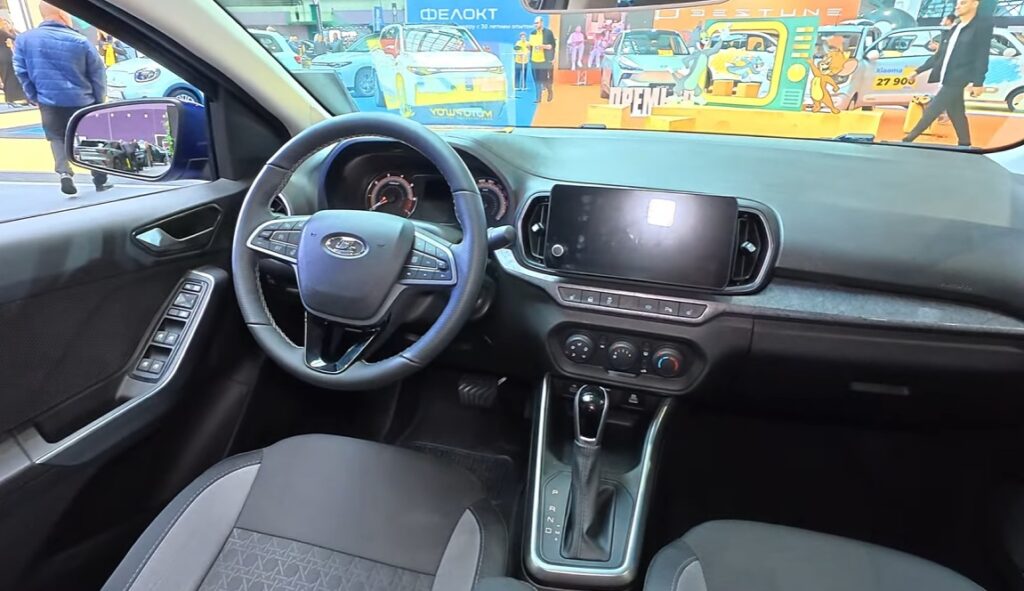 Lada Iskra ponúka moderný interiér s digitálnym prístrojovým štítom, asistenčnými systémami a priestranným batožinovým priestorom pre rodiny.