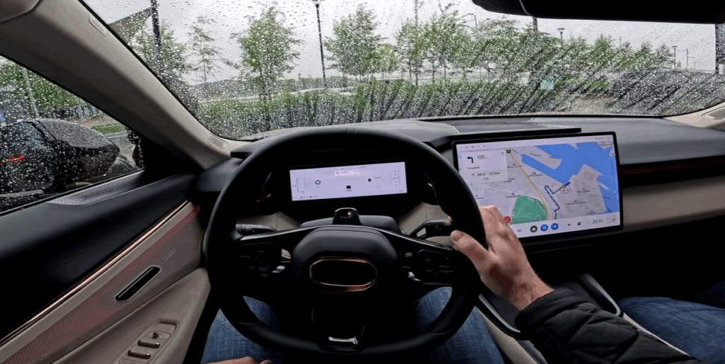 Futuristický interiér s obrovskými displejmi a prémiovými materiálmi je pripravený konkurovať nemeckým značkám.