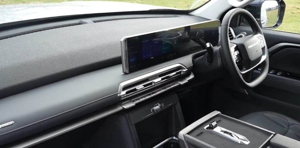 Interiéru dominujú dva obrovské displeje. Svojou kvalitou a výbavou sa vyrovná prémiovým SUV.