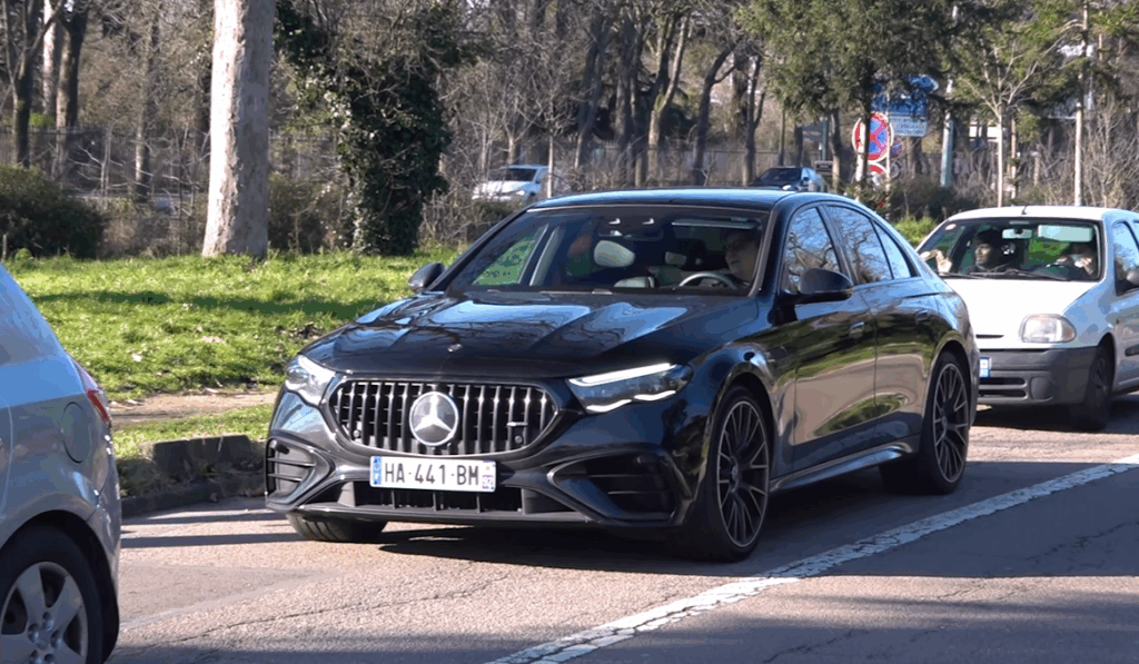 Nové Mercedes-AMG E 53 je plug-in hybridná beštia. V meste jazdí na elektrinu, na diaľnici má 612 koní.