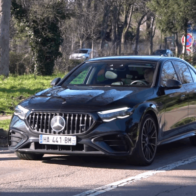 Nové Mercedes-AMG E 53 je plug-in hybridná beštia. V meste jazdí na elektrinu, na diaľnici má 612 koní.