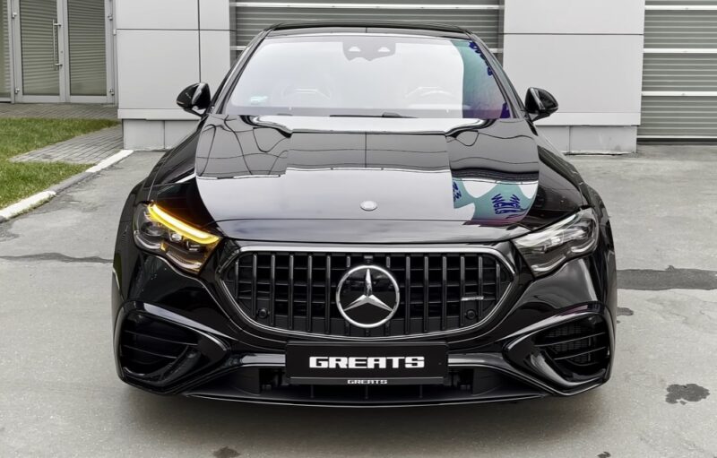 Agresívny dizajn s typickou maskou Panamericana a štyrmi koncovkami výfuku dáva jasne najavo, že toto nie je bežná Trieda E.